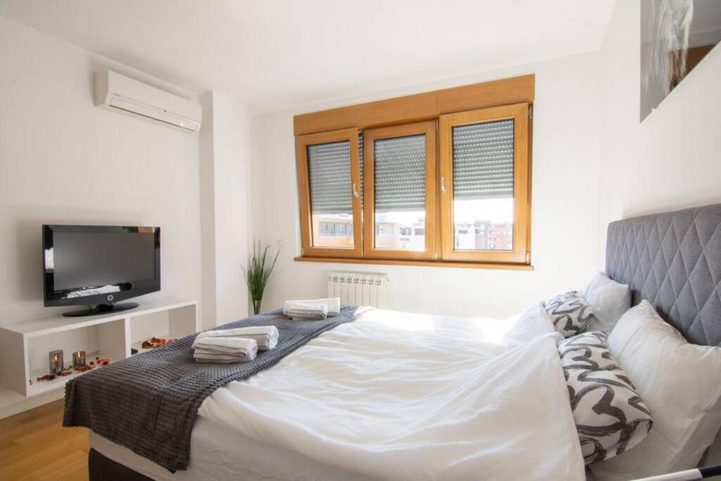 A Blok New Modern - Free Garage Parking, Comfortable, Quiet With A Park View Belgrado Exterior foto