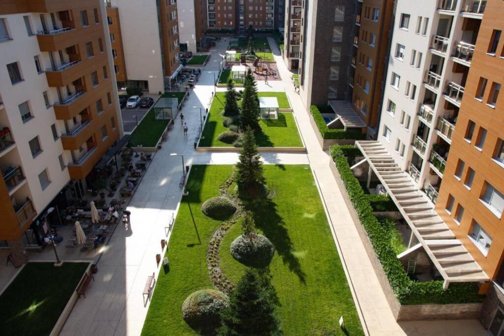 A Blok New Modern - Free Garage Parking, Comfortable, Quiet With A Park View Belgrado Exterior foto